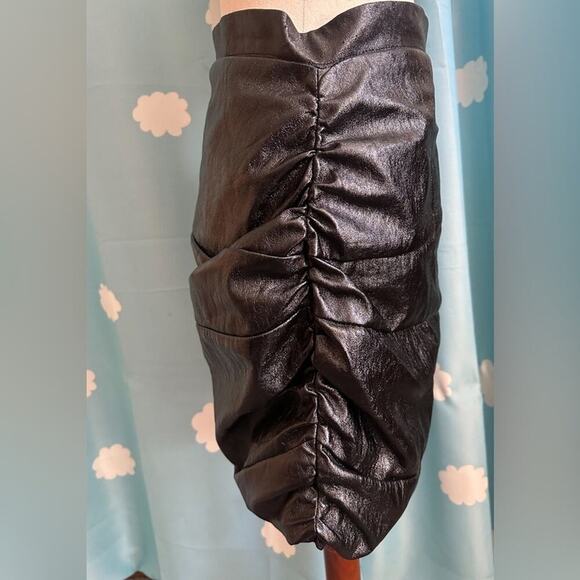 Lioness vegan leather rouche zip mini skirt.- M-L - Picture 4 of 8